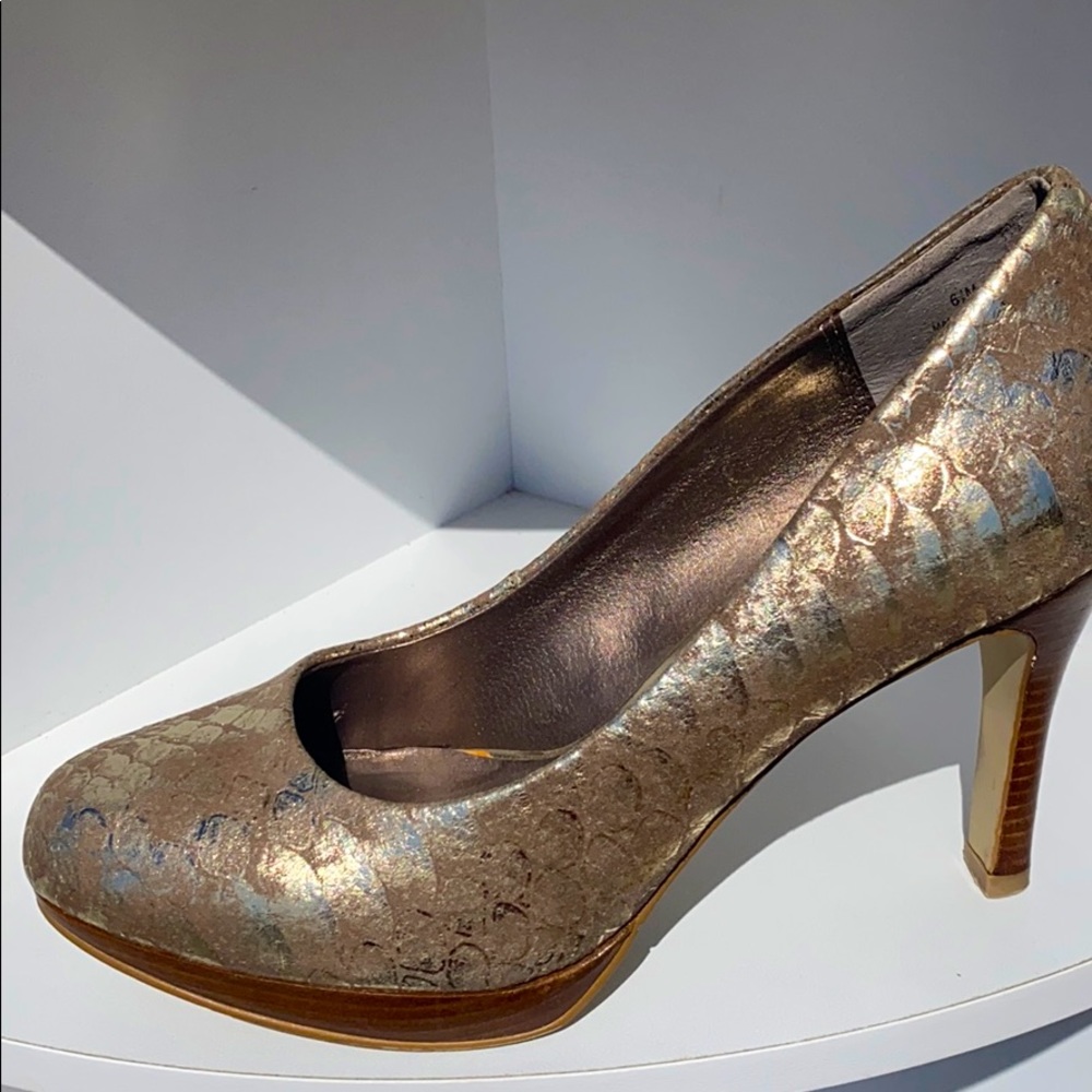 Moda Spana metallic gold pumps.  SZ 6 1/2